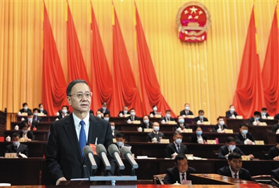 谷明作市人大常委會工作報告。李冬賓攝