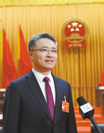新當(dāng)選的大同市市長劉俊義接受媒體專訪。李冬賓攝