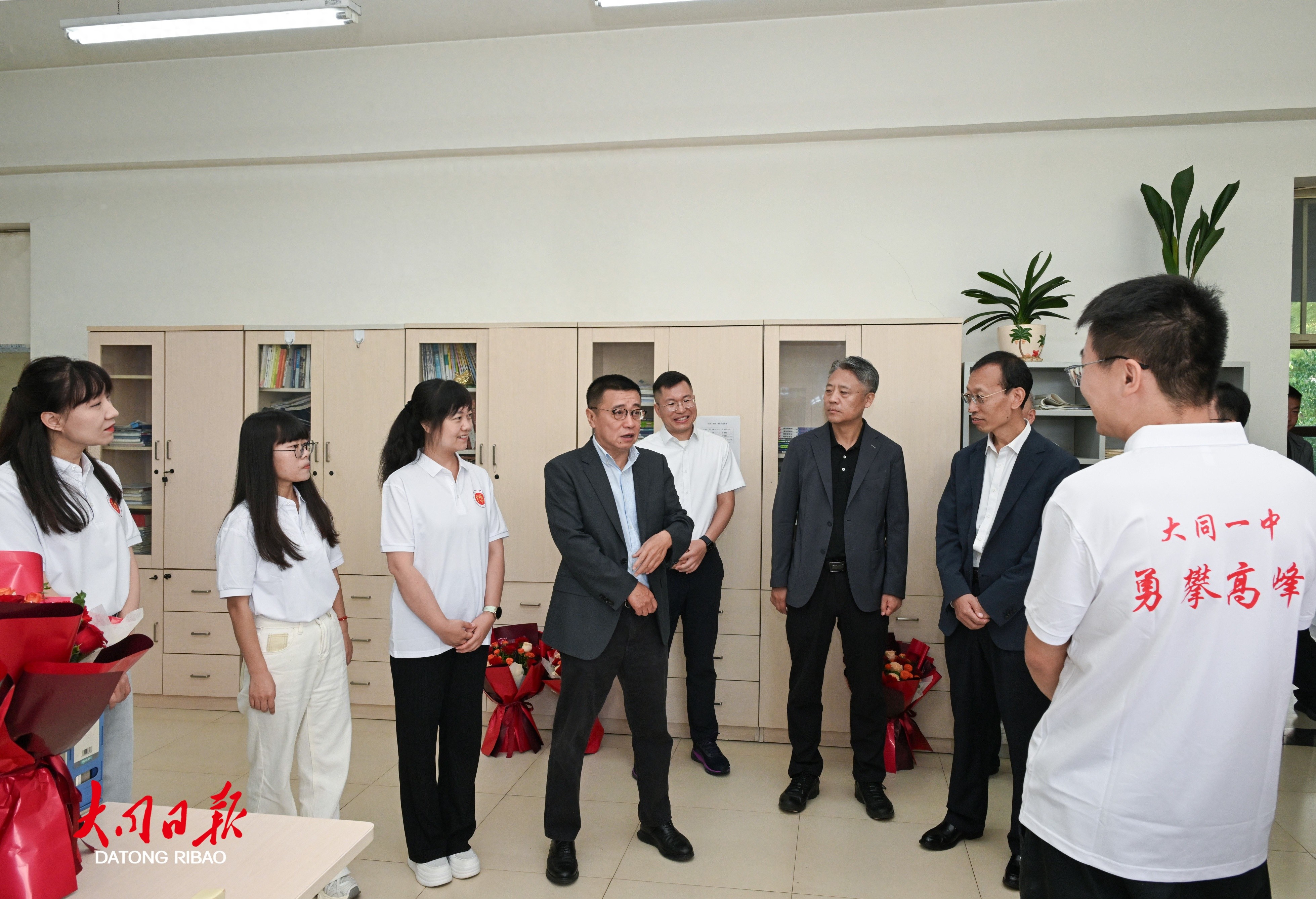 9月10日，市委書(shū)記張強(qiáng)在大同一中看望慰問(wèn)一線教師，并與他們親切交流。張燕偉攝
